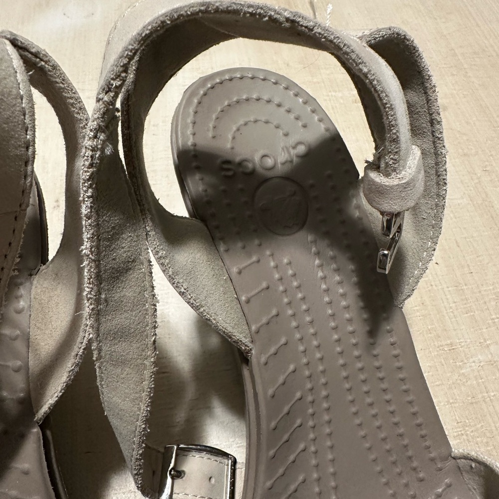 CROCS Leigh II Strappy Wedge Sandals in Mushroom/Oatmeal size 8 - Picture 4 of 12